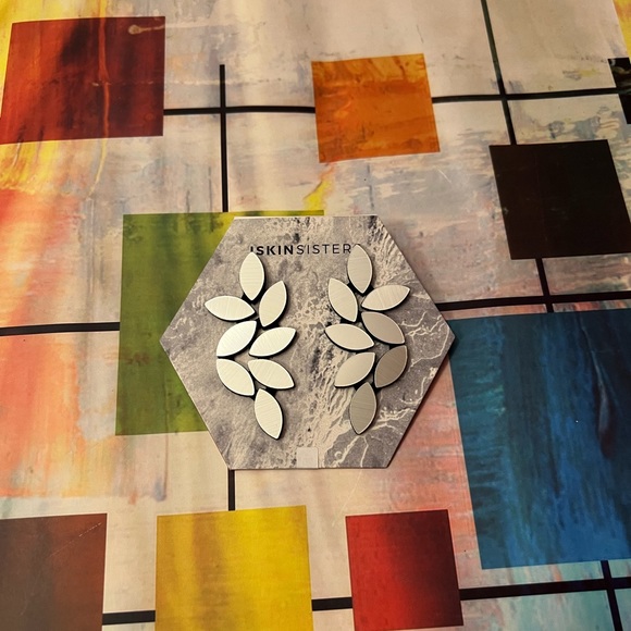 ISKIN SISTERS- KATE LARGE SILVER LEAVES EARRINGS - Picture 2 of 7